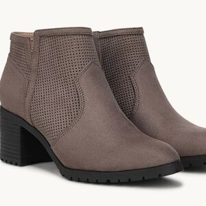 New in Box Lifestride Matilda Women's Ankle Boots in Doe Microsuede 9.5W